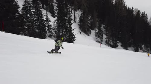 Viele Snowboarder in den Alpen 4K AD