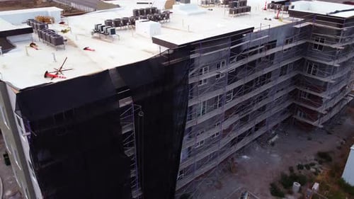 Una obra de construcción de hormigón y ladrillo quedó abandonada debido a la interrupción de las obras debido al cierre de la cadena de suministro por la pandemia