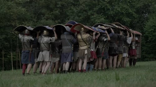 Gruppe epischer Armeen: Eine Truppe historischer Gladiatoren in Uniform zieht in den Krieg