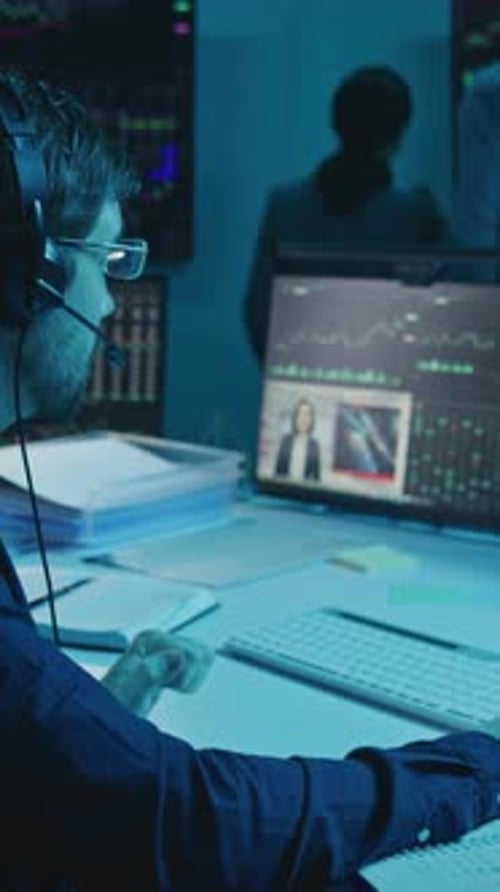 O comerciante trabalha em um escritório iluminado por luz azul