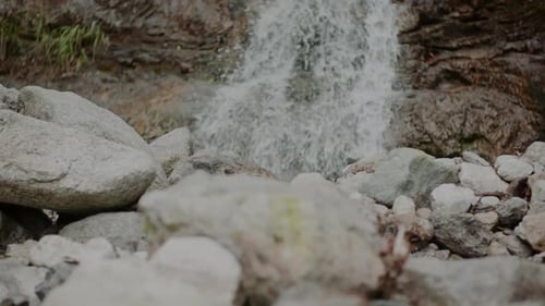 Reiner Süßwasserstrom in den Bergen Fließender Fluss mit sauberem Wasser