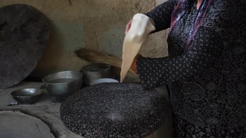 Frau bereitet traditionelle türkische Yufka in einem Dorfhaus zu (Art von Teig)