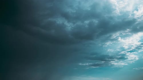 Bewölkter Himmel mit dunklen Sturmwolken bei Regen Natürlicher Hintergrund mit Regenwolken Zeitraffer