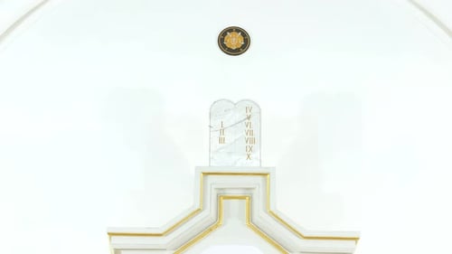 Graphische Darstellung der Zehn Gebote an der Wand des reformierten lutherischen Tempels.