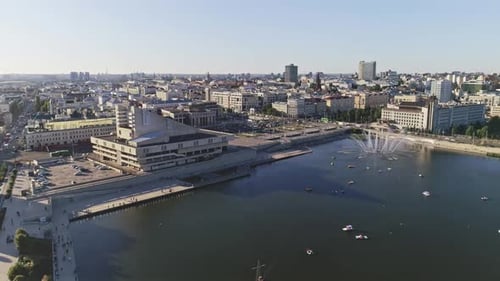 River Bay mit Booten und Springbrunnen nahe City Waterfront
