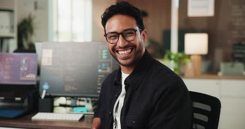 Lacher, Profi und Gesicht eines Geschäftsmannes im Amt mit Zuversicht für eine Karriere als Programmierer