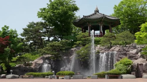Uma vista de fontes, fontes de água e pérgola em estilo coreano no Museu Infantil de Gyeonggi e