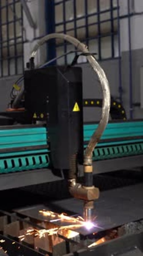 Der Laser schneidet das Metall. Industrieanlagen für die Metallzerspanung. Maschine mit einem Laser
