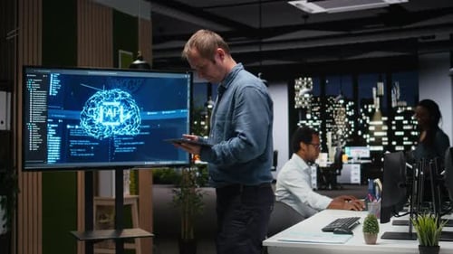 Manager im Büro analysiert Algorithmen für maschinelles Lernen, die von Mitarbeitern entwickelt wurden