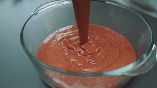 Verser la pâte au chocolat dans un plat de cuisson