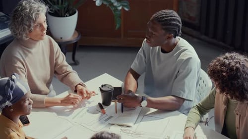 Gruppendiskussion von Schülern und Lehrern im Englischunterricht aus erster Hand