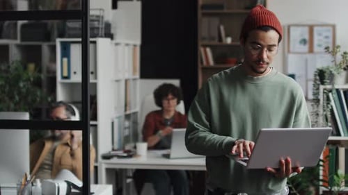 Junger Entwickler arbeitet am Laptop