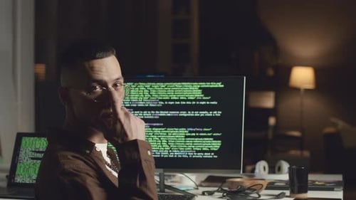 Portrait d'un ingénieur logiciel dans Dark Office