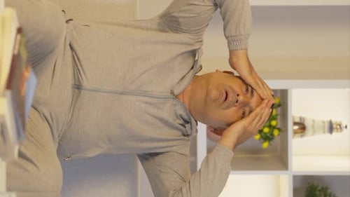 Vidéo verticale d'un homme malade avec une forte fièvre.