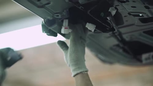 Planta de automóviles Producción moderna de automóviles, línea de ensamblaje, trabajadores en el trabajo, proceso de construcción