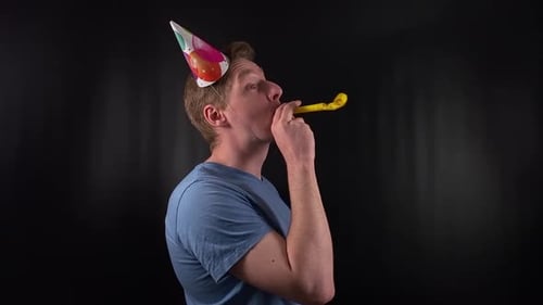 Um jovem arrojado veste um chapéu de festa colorido, seu sorriso brilhante e seu comportamento alegre capturando o