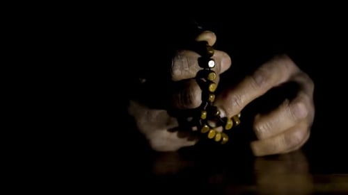 Hand hält Kreuz und betet zu Gott mit schwarzem Hintergrund — Stock-Bildmaterial