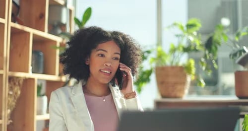 Llamada telefónica, comunicación y mujer de negocios con un ordenador portátil para establecer contactos