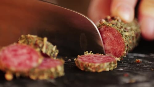 Mélange de saucisses de porc espagnoles, planche à découper et apéritif catalan appétissant : fuet jamon, chorizo et olives