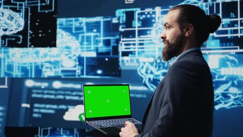Un homme professionnel garantit des algorithmes d'intelligence artificielle avec un écran de maquette