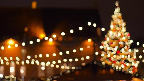 Concepto de fiestas y celebración: mercado navideño nocturno en el antiguo ayuntamiento