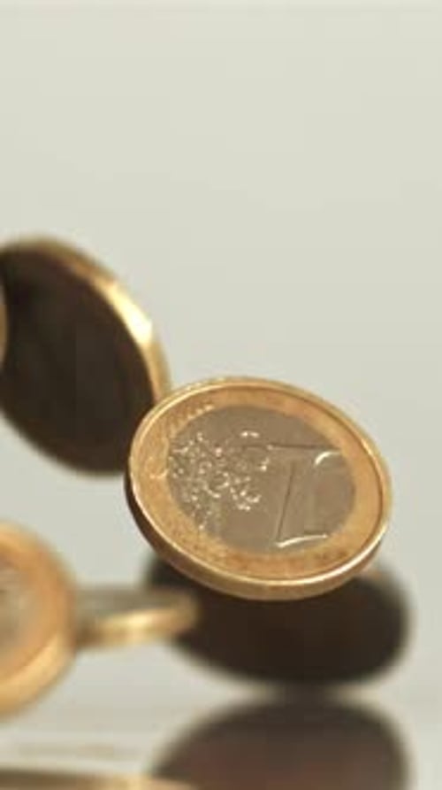 La chute de pièces en euros à la surface est filmée au ralenti à 1000 images par seconde