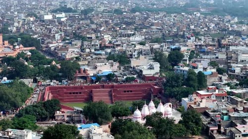 Vue aérienne sacrée du quartier de Janm Bhumi et de Potra Kund, où une architecture patrimoniale dynamique se rencontre