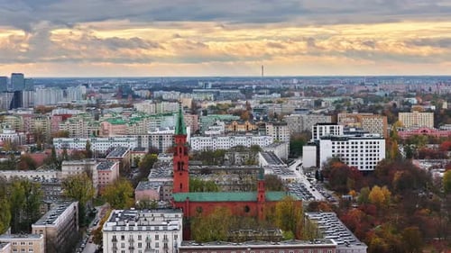 Vue aérienne par drone de l'église Saint-Jacques-Apôtre de Plac Narutowicza, Ochota, Varsovie