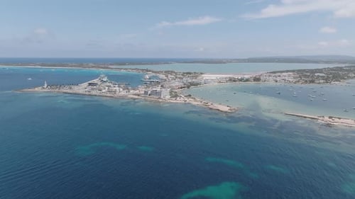 Drone léger en orbite au-dessus du port de La Savina, à Formentera