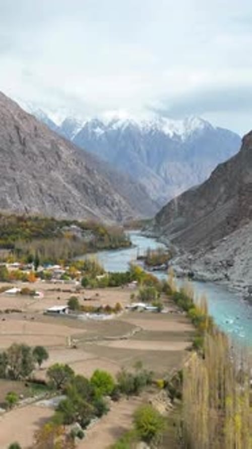 Vue verticale des collines de montagne avec une petite rivière au Karakoram