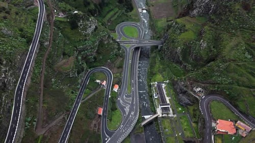 Autos, die auf der Insel Madeira an der Kreuzung von Autobahn und Tunneln vorbeifahren