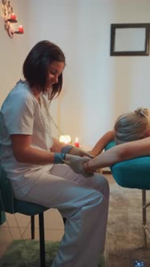 Tratamento relaxante da pele: esteticista calmante, realizando trabalho profissional calmante com microcorrentes