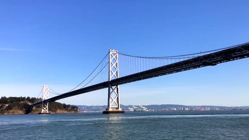 Luftaufnahme der Golden Gate Bridge und der Skyline von San Francisco über dem Pazifik