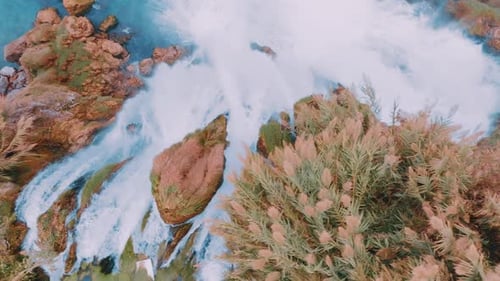 Schneller Wasserfall auf dem Roten Felsen