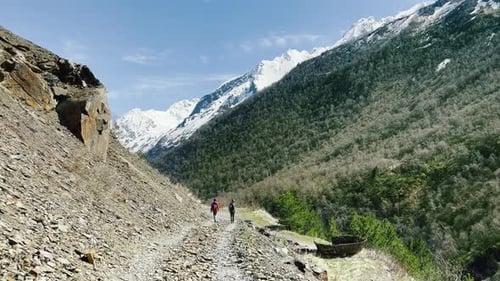 Zwei Jungen wandern in den Bergen, Steine, Bäume, weite Sicht, Sonne