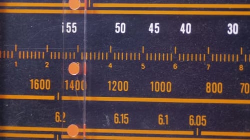Einstellen der analogen Radio-Wählfrequenz auf der Skala des Vintage-Empfängers