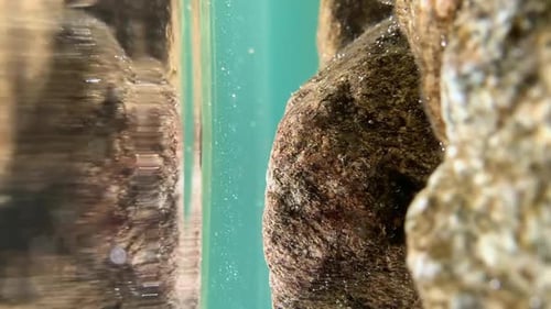 Kinoblick unter Wasser in einer bergigen Gegend.
