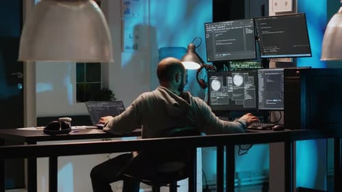 Desarrollador de Aplicación satisfecho programando el código fuente y celebrando sus logros