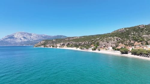 Survol de la côte de l'île de Samos, en Grèce