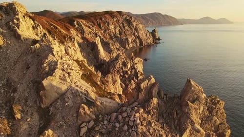 Un impresionante paisaje natural de un acantilado rocoso sobre las aguas del océano