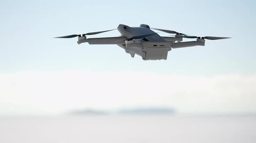 Kleine Drohne für Verbraucher schwebt in der Luft, vier Propeller drehen sich
