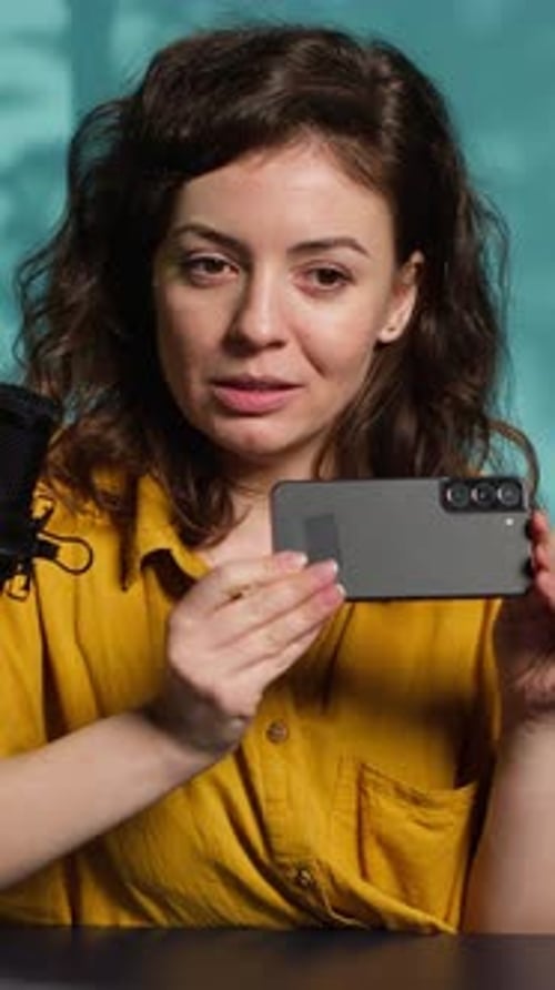 Un influencer de vídeo vertical conversa con sus fans durante la filmación en streaming de última generación