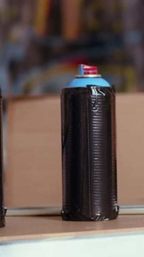 Vídeo vertical de perto de latas de spray que sobraram no gueto subterrâneo