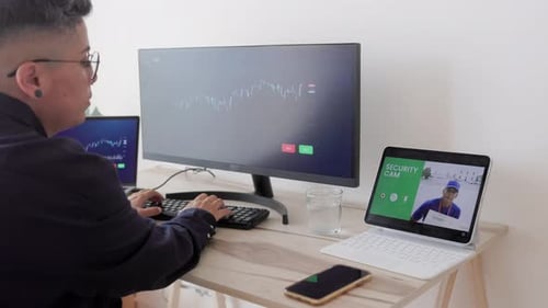 Empresário assistindo entregador na câmera de segurança, vídeo cctv no tablet enquanto trabalha