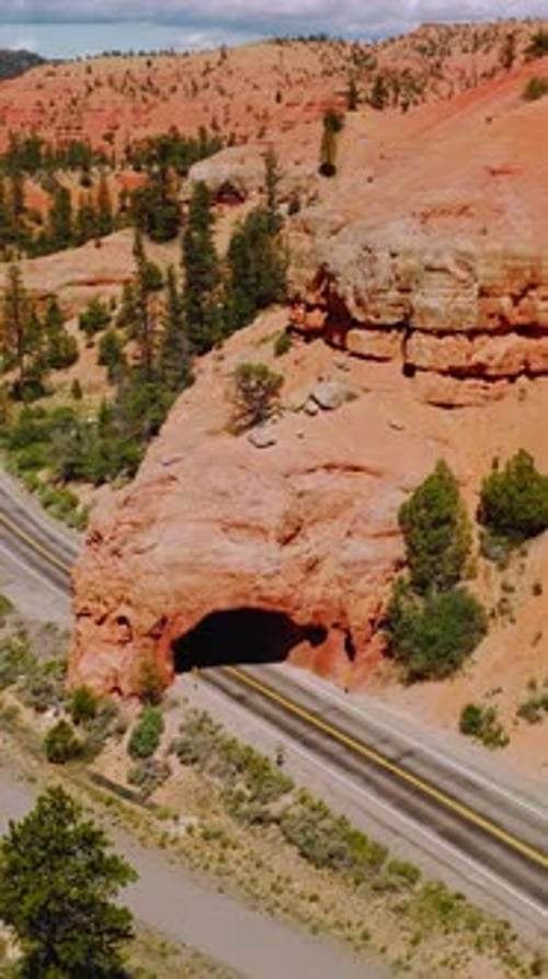 Paysage époustouflant de canyons lumineux par temps ensoleillé.