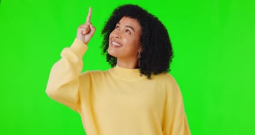 Femme heureuse, écran vert et pointant vers le haut pour une publicité, une annonce ou une promotion