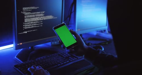 Um hacker masculino está usando um computador para hackear dados e exigir resgate das vítimas.