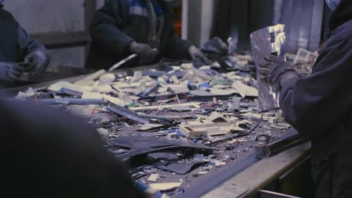 Männlicher Arbeiter sortiert Müll Männlich in der Müllverwertungsanlage sortiert oder trennt Plastik