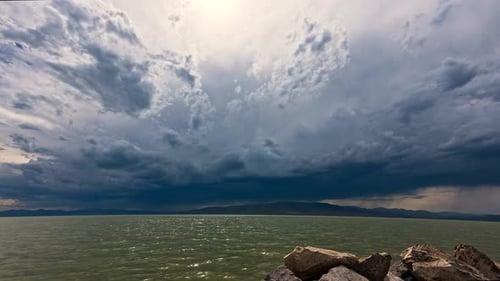 Sistema de tormentas que se mueve sobre el lago Utah durante el monzón de verano