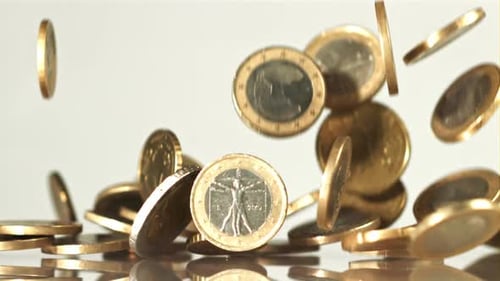 Las monedas de euro cayendo en la superficie se filman en cámara lenta a 1000 fps